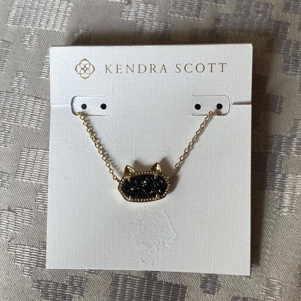 Kendra Scott necklace